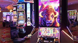 z62 APP Myanmar Smartphone တွင် Slots နှင့် Live Casino ကစားနေသောမြင်ကွင်း